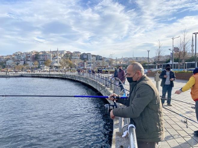 BALIKILAR ALINAN KARARLARDAN MEMNUN  <br>  skdar Sahili'nde balk tutmaya gelenler, yaynlanan yeni genelgeden memnun olduklarn belirttiler. Balk tutmaya gelen vatandalar, yaynlanan yeni genelgeyle dzenlemeler faaliyete gemeden sosyal mesafeye uygun bir ekilde balk tuttular.