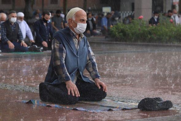  ANADOLU'DA SVAS HAR KUVVETL SAANAK ETKL OLACAK  <br>  Meteoroloji,  Anadolu Blgesi'nde de Sivas hari; Aksaray, Ankara, ankr, Eskiehir, Karaman, Kayseri, Krkkale, Krehir, Konya, Nevehir, Nide ve Yozgat'ta saanak ya beklendiini aklad.Ayrca, Mersin, Adana ve orum evreleri iin de kuvvetli saanak uyars yapld.
