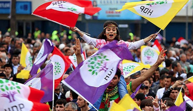 Belediye bakanlklarna 'terr soruturmas' sonucunda elindeki belediyelere kayym atanan HDP, yzde 10.5 ile seim barajnn kl pay stnde kendine yer buluyor.