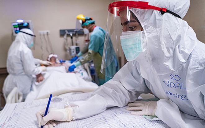 Koronavirs salgnnda vaka ve lm rakamlar dmyor. Trkiye'de son 24 saatte 31 bin 712 kiinin testi pozitif kt, hasta says 6 bin 213 oldu. 217 kii ise hayatn kaybetti. Salk Bakan Fahrettin Koca, Bilim Kurulu toplants sonras 9 ilde durumun kritik olduunu aklad. O illerdeki doluluk oranlar ve HES'teki younluk haritalar bakanlar korkuttu...