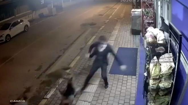 Gvenlik kameras tarafndan kaydedilen olay, Kepez ilesinde dn saat 19.30 sralarnda yaand.