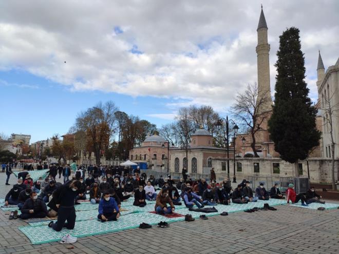 Camilerde yaplan duaya binlerce kii ellerini ters evirip, 'amin' diyerek katld.