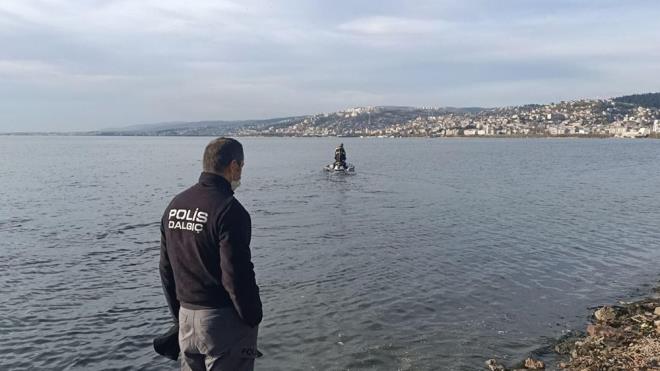 &#8203;zmit Krfezi&#8217;nde kaak midye avlayan kiileri grenler, polise haber verdi.