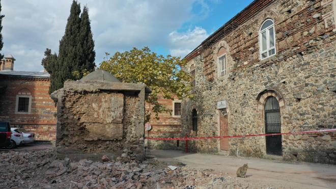 Bursa Bykehir Belediyesi&#8217;nin, evre ve ehircilik Bakanl tarafndan da desteklenen projesinde, almalar kapsamnda Kzlay, kur ve Merkez Bankas binalarnn ykm daha nce tamamlanmt. Bu alma ile Osmanl&#8217;nn 4&#8217;nc sultan Yldrm Beyazt tarafndan Nibolu Zaferi&#8217;nin ada olarak yaptrlan, slam leminin en yksek mertebedeki 5&#8217;inci byk mabedi kabul edilen 600 yllk Ulu Cami&#8217;nin, artk Cemal Nadir Caddesi zerinden de grnmesi salanmt. Ykm yaplan binalarn bulunduu alana yaplan yaya yry yollar ile vatandalar, Cemal Nadir Caddesi zerinden dorudan Hanlar Blgesi ve Ulu Cami&#8217;ye ulama imkan buldu.