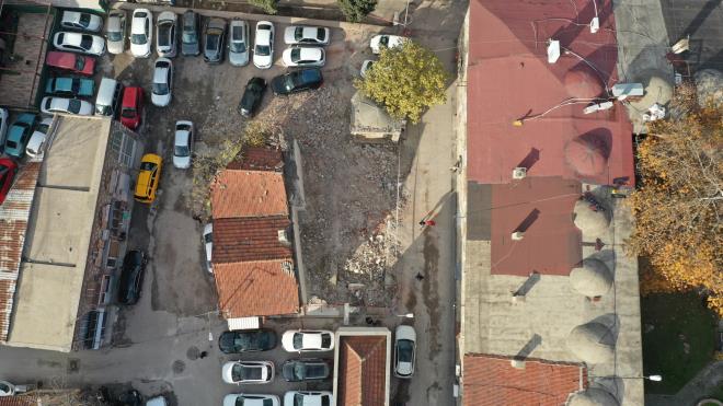 Trbenin etraf ald  <br>Blgede etap etap devam eden almalar kapsamnda, Pirin Han&#8217;n hemen arkasndaki Bursal Esiri Mehmet Efendi olarak bilinen 40&#8217;nc Osmanl eyhlislamna ait trbenin etrafn saran 15 dkkann ykm da tamamland. Trbe etrafnda toplam 290 metrekarelik alan alrken, proje kapsamnda alan alan da 1740 metrekareye ulat. Son yaplan ykmlar ile 1681 ylnda yaamn yitiren Esiri Mehmet Efendi&#8217;nin lmeden nce yaptrd yaklak 350 yllk trbe de gn yzne km oldu.