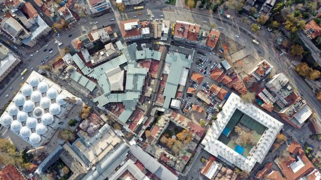 Osmanl'nn ilk bakenti olan Bursa'da 14. yzylda olumaya balayan, 16. yzylda han, bedesten ve arlarn oluumuyla geliimini tamamlayan Tarihi ar ve Hanlar Blgesi&#8217;ni etrafn evreleyen binalardan arndrarak yeniden gn yzne karacak proje etap etap ilerliyor.