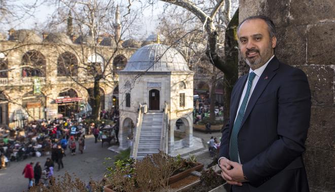 Tarihe damga vuracak<br>  Ykmlarn tamamlanmasnn ardndan blgede uygulanacak projenin belirlenmesi iin Bykehir Belediyesi tarafndan balatlan proje yarmasyla ilgili sre de devam ediyor. Yarma ile Bursa tarihine damga vuracak bir projenin ortaya kmasn mit ettiklerini belirten Bursa Bykehir Belediye Bakan Alinur Akta, &#8220;arba, tam anlamyla bir ak hava mzesi olan Tarihi ar ve Hanlar Blgesi&#8217;nin giriidir. Blgede 14 han, 1 bedesten, 13 ak ar, 7 st rtl ar, 11 kapal ar, 4 pazar alan, 21 cami, 177 sivil mimarlk rnei yap, 1 okul ve 3 trbe bulunuyor. Sultan klliyeleri ve Cumalkzk ile birlikte Bursa&#8217;nn UNESCO Dnya Miras Listesi&#8217;nde yer almasn salayan bu alan, korunmas ve gelecek nesillere tanmas gereken evrensel bir miras. Proje kapsamnda, Cemal Nadir Caddesi zerinde ve Zafer Plaza&#8217;dan balayp Ulucami&#8217;ye kadar uzayan blgede yer alan &#8216;sonradan yaplm&#8217; binalarn kaldrlarak, tarihi alann aa kmas salanacak. Bu sayede hem ehrimize bir meydan kazandrlacak hem de tarihi kimliimiz gn yzne karlacak. Tarihi doku, ehir ile btnleecek&#8221; diye konutu.