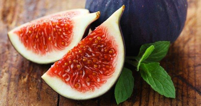 Giri esnasnda kanatlar da dklr. Yumurtalar burada byyp ar olduunda, yavrular incirin deliinden kp baka incir aalarna giderler.