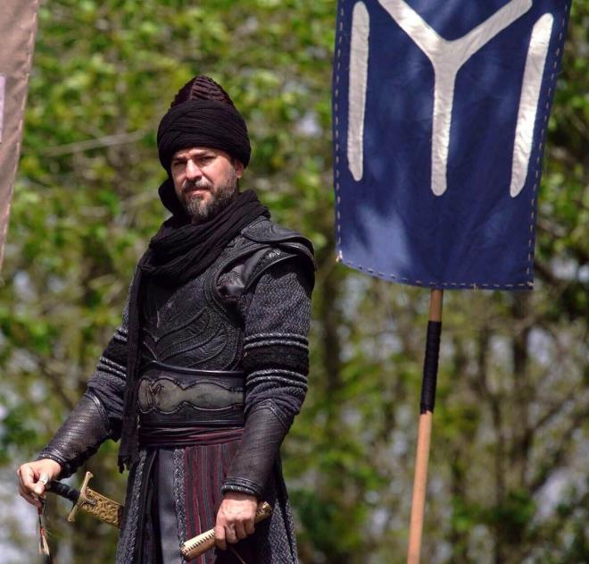 TRT 1 ekranlarnda yaymland dnem n Trkiye ile snrl kalmayarak tm dnyaya yaylan Dirili Erturul dizisinin yanklar hala sryor. Engin Altan Dzyatan'n barolnde olduu dizinin baars zirveden inmek bilmiyor.