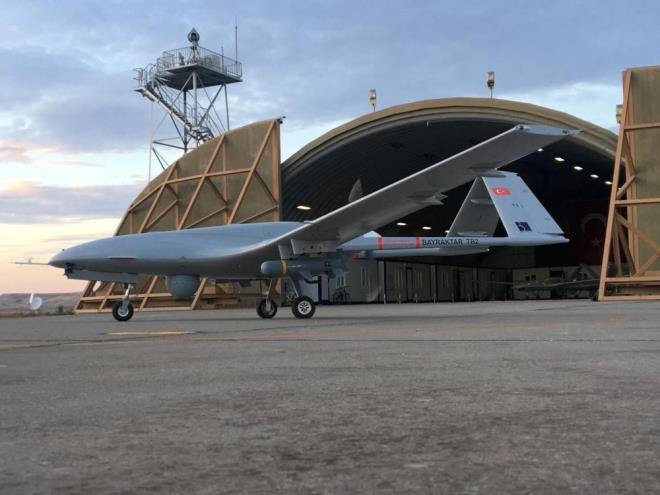 ngiltere Savunma Bakan Ben Wallace, Trkiye'nin yeni nesil nsansz Hava Aralarnn (HA) sahada byk etki yarattn syleyerek, Trk Silahl nsansz Hava Aralarnn (SHA) stnln rnek gsterdi.    Savunma Bakan Wallace, ngiliz dnce kuruluu Kraliyet Silahl Kuvvetler Enstitsnde (RUSI) yapt evirim ii konumada, savunma btesinin artrlmas kararnn ardndan kaynaklarn hangi alanlarda kullanlacana dair aklamalarda bulundu.