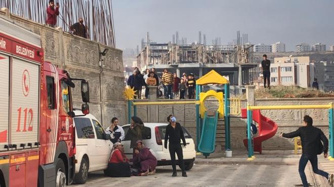 Merkez Karakpr ilesi Batkent Mahallesi rdaklkaya Bulvar'nda bulunan apartmann 6. katndaki dairede henz belirlenemeyen nedenle yangn kt.