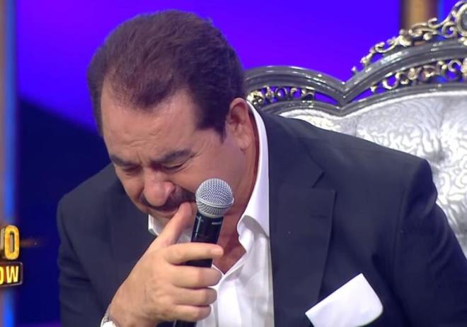 brahim Tatlses'in kzna syledii baz szler ise ekran bandakilere duygusal anlar yaatt.  <br>  Tatlses, "Yllardr hi ark sylemedim. Yalnz bamayken bile sylemedim. Eski nameleri yapamam diye utandm hep.