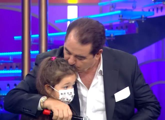 brahim Tatlses ile kz Ada arasndaki maske diyalou ise izleyenlere keyifli anlar yaatt. Tatlses, kzna koronavirs tedbirleri ile ilgili soru sorarken, minik Ada&#8217;da da &#8216;Herkes maske taksn&#8217; cevabn verdi. Ancak Ada&#8217;nn utanga halleri izleyenlerin yzn gldrd.