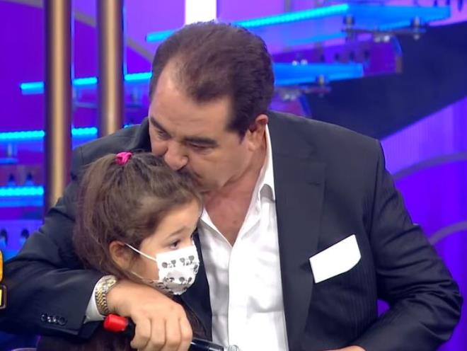 Elif Ada bana 'baba neden ark sylemiyorsun, ben seni hep internetten dinliyorum' dedi. imdi ark sylersem diyecek ki 'bu babamn sesi deil' ben de utandm syleyemedim."