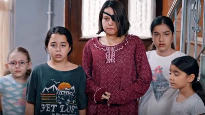 ocuklara kar sert tavrlar iermesi nedeniyle tepkiler eken ocukluk dizisinin fii kanal ynetimi tarafndan ekildi.