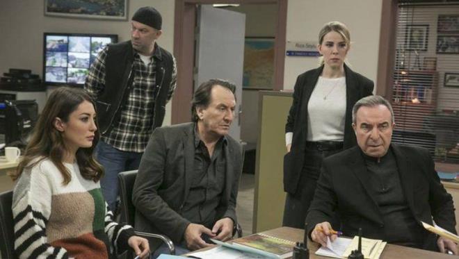 Krmz Oda'nn ardndan reytinglerde zirveye ortak olan Arka Sokaklar 14 yldr seyirci karsna kyor. Her sezonda kadrosuna yeni yzler katan Arka Sokaklar bu srete Cuma akamlarnn klasii olarak yerini salamlatrd.