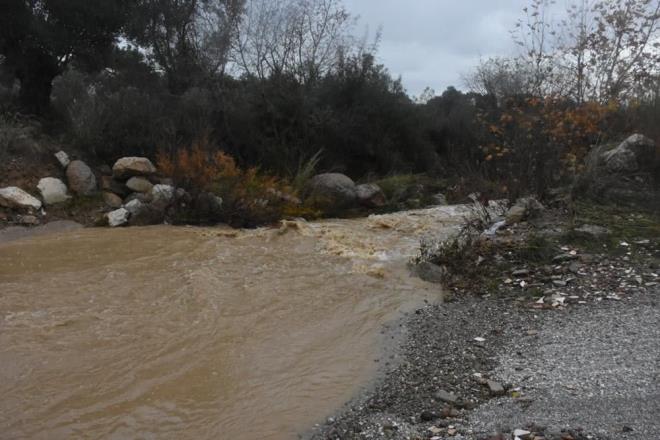 Sahil bandndaki sitelerin baheleri deniz suyuyla dolarken, sitelerin otoparknda ve yol kenarnda park halindeki aralar da su ierisinde kald.