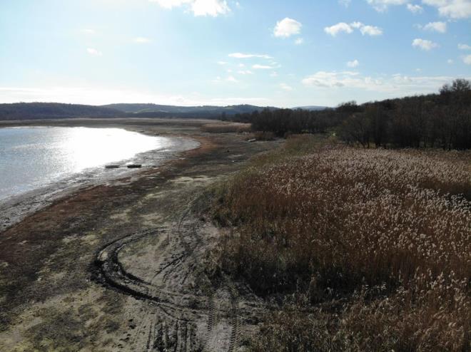Meteoroloji'nin aklamalarnn ardndan stanbul'da 3 gndr etkili olan saanak yamur da tketim karsnda etkili olmaynca barajlarn doluluk oran daha da aa seviyeye indii grld.