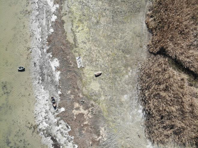 KORKUTAN MANZARA HAVADAN GRNTLEND  te yandan megakentin nemli su kaynaklarndan olan Terkos Gl'nn havadan ekilen grntleri iler acs durumu bir kez daha gzler nne serdi. Havadan yaplan ekimlerde sularn yzlerce metre ekildii grld.