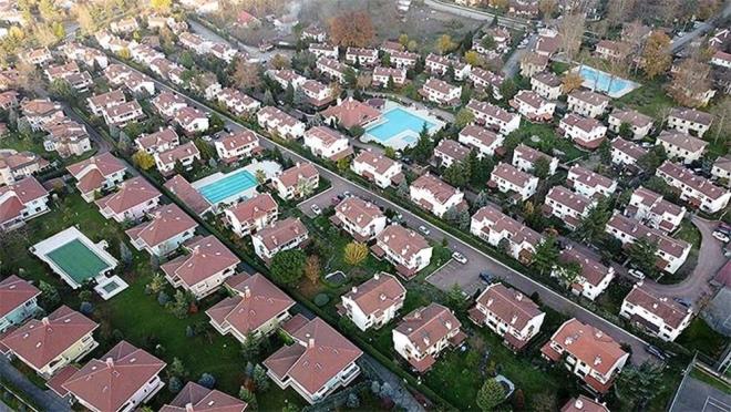 "YERL TURSTLER KISITLAMA GNLERN SAPANCA'DA GERMEY TERCH EDYOR"  <br>  Sapanca Turizm Dernei Bakan Berrin Ylmazer, salgndan en ok etkilenen sektrlerin banda turizmin geldiini syledi.  <br>  Blgenin en nemli turizm yerlerinden Sapanca'da byk oteller asndan etkilenmenin st dzeyde olduunu aktaran Ylmazer, "Mstakil evlerimiz hala dolu. Hafta sonlar dolu geiyor. Konuklarmz, kstlamada cuma gnnden gelip pazartesi gnleri k yapyor. Sapanca'da yzde 95 orannda doluluk oranmz var" eklinde konutu.