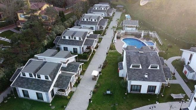 Yerli ve yabanc turistler, corona virs (Covid-19) nedeniyle konaklamak iin otellerden ziyade, butik otel, mstakil konaklama alanlar ve tatil sitelerini tercih ediyor.