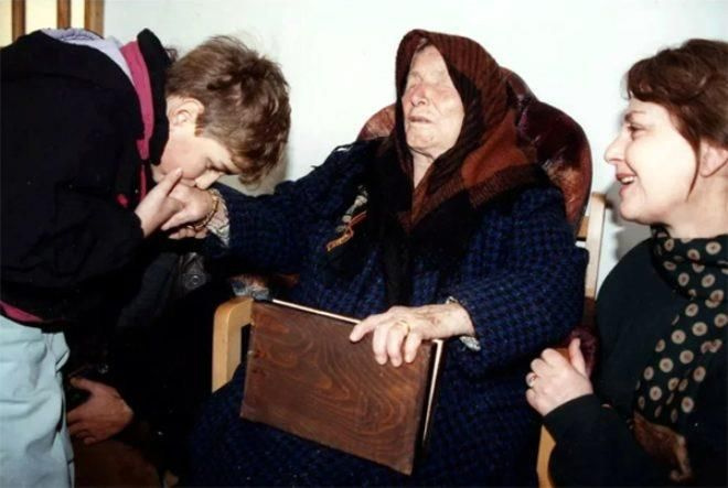 lmeden nce Baba Vanga ile tanan ve nl khini ziyaret eden Bulgar sporcu ve antrenr Neshka Stefanova Robeva, Baba Vanga'nn koronavirs bildiini yazd.    <br>te Baba Vanga'nn 2021 yl ve nmzdeki yllar iin kehanetleri;