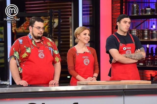 eflerin aklamasna gre krmz takmda son dokunulmazl kazand. Bylece zgl, Emir ve Eray MasterChef Trkiye 2020'nin son beine kalan ilk isimler oldu.