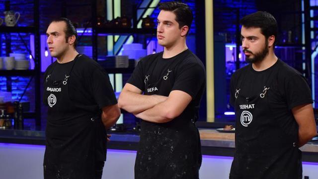 MasterChef&#8217;te ilk iki eleme aday mavi takmdan Sefa ve Serhat olmutu. Dokunulmazl kaybeden yine mavi takm olunca Barbaros direkt olarak potaya girmi oldu. Bylece bu haftann eleme adaylar mavi takmdan Barbaros, Serhat ve Sefa oldu.