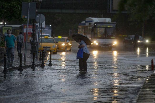 Rzgarn, genellikle gney ve dou, akam saatlerinden sonra Marmara ve Kuzey Ege kylarnda kuzeyli ynlerden hafif, ara sra orta kuvvette, Akdeniz Blgesi,  Anadolu'nun gney ve dousu ile Tokat, Trabzon ve Giresun evrelerinde gneyli ynlerden kuvvetli ve yer yer frtna eklinde, akam saatlerinden sonra Marmara ve Kuzey Ege kylarnda kuzeyli ynlerden kuvvetli esecei tahmin ediliyor.