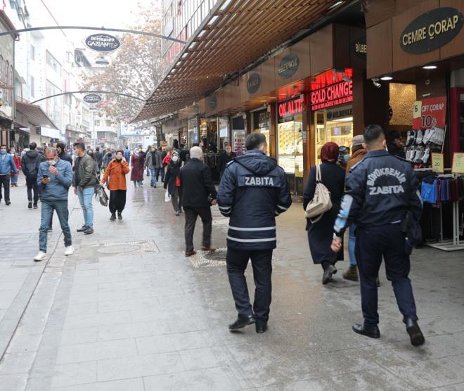 Polis ekipleri tedbirlere uyulmas konusunda uyarrken, vatandalar da salk iin herkesin kurallara uymasn istiyor.