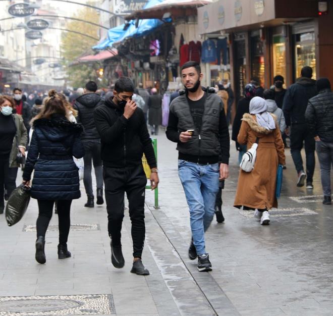 Baz kiiler, maskelerini enelerinin altna indirirken kimisinin de toplu bir ekilde yemek yedikleri gze arpyor.