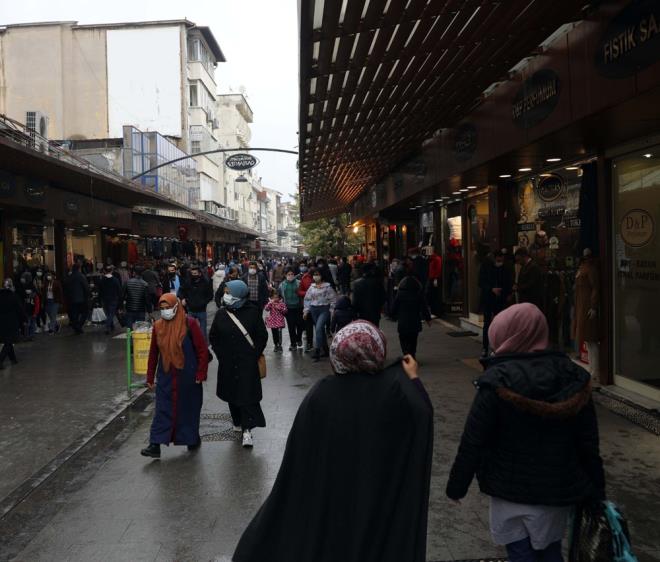 588 KYE PARA CEZASI  Bu arada Gaziantep genelinde polis ekipleri yaptklar denetimde sokaa kma kstlamas, maske ve sosyal mesafe kuraln ihlal ettii saptanan 588 kiiye idari para cezas uygulad.
