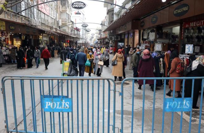 4 METREKAREYE 1 K: YOUNLUKTA GRLER KAPATILACAK  Valilik tarafndan 4 metrekareye 1 kii decek ekilde dzenlemeye gidildi. Ekipler, meydanlarda younluk olutuunda girileri halka kapatacak.