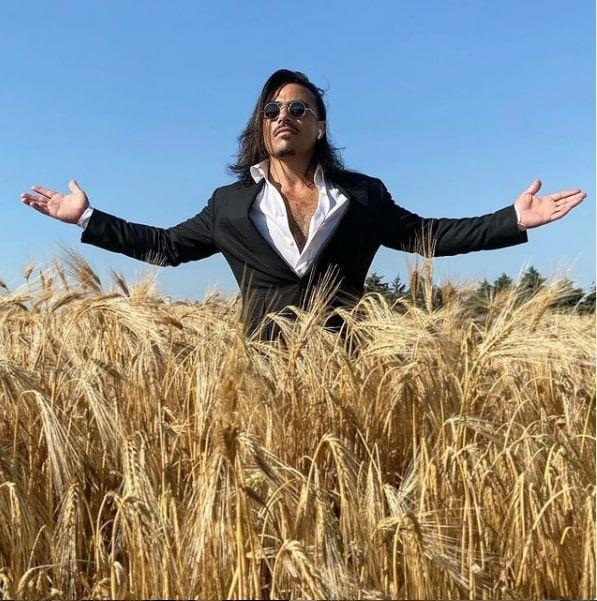 Trkiye&#8217;ye dndnde ayn i yerinde almaya devam eden Nusret, bu deneyimleri iine aktarmay baarmtr. &#8216;Lokum&#8217;, &#8216;Ceviz&#8217;, &#8216;Kafes&#8217; gibi pimi et trlerini ilk kez kendisinin yaptn iddia eden dnyaca nl restoran sahibi, bu kez yeni deneyimler iin Amerika&#8217;ya gitmeyi kafasna koymutur.