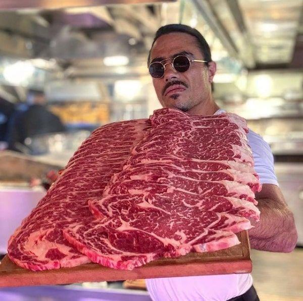 Trkiye&#8217;ye yeniden dndnde bu kez isiz olan Nusret, kendi i yerini amak iin abalarna balamtr. Kendisine eski bir arkada olan Mithat Erdem&#8217;i melek yatrmc olarak seen gen giriimci, arkadayla beraber ilk restorann temelini atmtr.