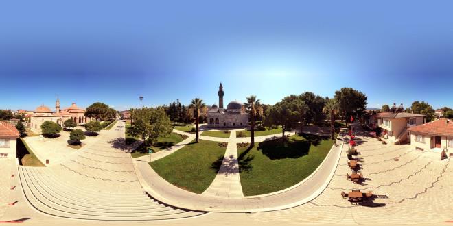 Bylelikle mimarisiyle gz kamatran tarihi camii, evresiyle de znik&#8217;e ayr bir deer katt. almalar kapsamnda yry yollar yeniden dzenlendi, zemin kaplamalar yenilendi. Toplamda 100 metrekare alana sahip 2 adet kafeterya ve tuvalet yaps tamamland ve aydnlatma sistemleri modernize edildi. znik Yeil Camii evresi yeil alan dzenlemeleriyle estetik bir grnm kazand.