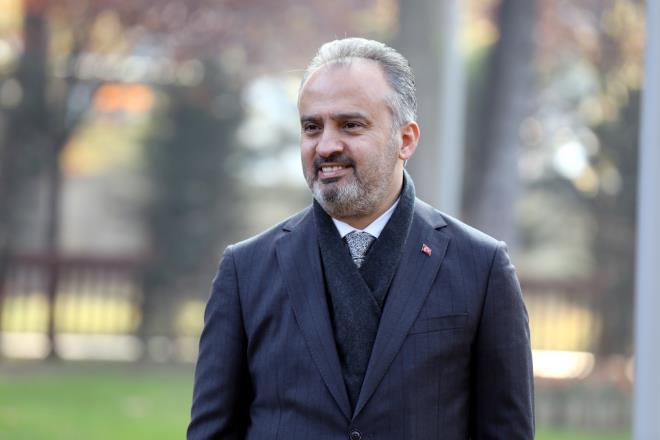 "znik Yeil Camii de restorasyonu daha nce Bykehir Belediyemiz tarafndan tamamlanan bir eser. Cami nndeki alann, blgenin tarihi dokusuna uygun, estetik bir grnm kazanmas iin yaptmz almalar da tamamland. Bu alan hem ileye gelen yerli ve yabanc turistler hem de ile halk iin nemli bir buluma noktas olacak. znik&#8217;e hayrl olsun&#8221; dedi.