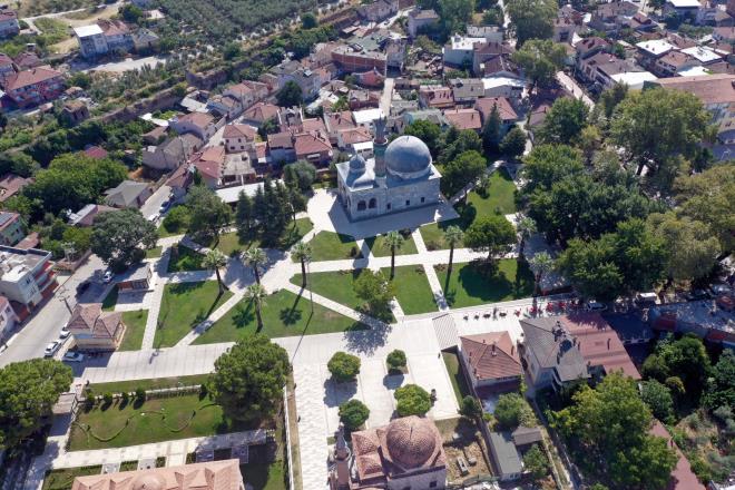 andarl Halil Hayrettin Paa tarafndan yapmna balanan ve O lnce olu Ali Paa tarafndan 1392 ylnda tamamlanan znik Yeil Camii evresindeki yaklak 11 bin metrekarelik alanda Bykehir Belediyesi tarafndan uygulanan kentsel tasarm projesi tamamland.