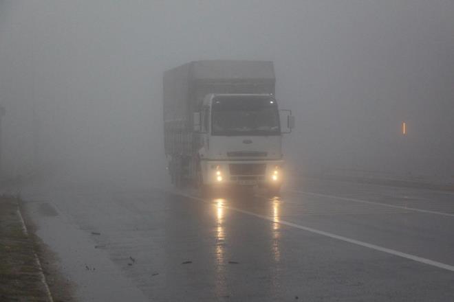 Srcler yamur ve sis nedeniyle gr mesafesinin dmesi nedeniyle aralaryla yava ilerlemek zorunda kald.