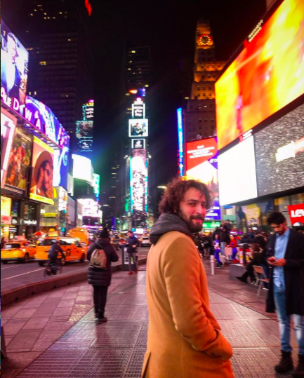 Yakkl ve  karizmas ile dikkat eken dizinin Han'na takipileri, &#8220;TV karsnda baka kalyoruz her sal akam, karizma abidesi, yeter ama, muazzam&#8221; gibi yorumlarla hayranlklarn dile getirdi.