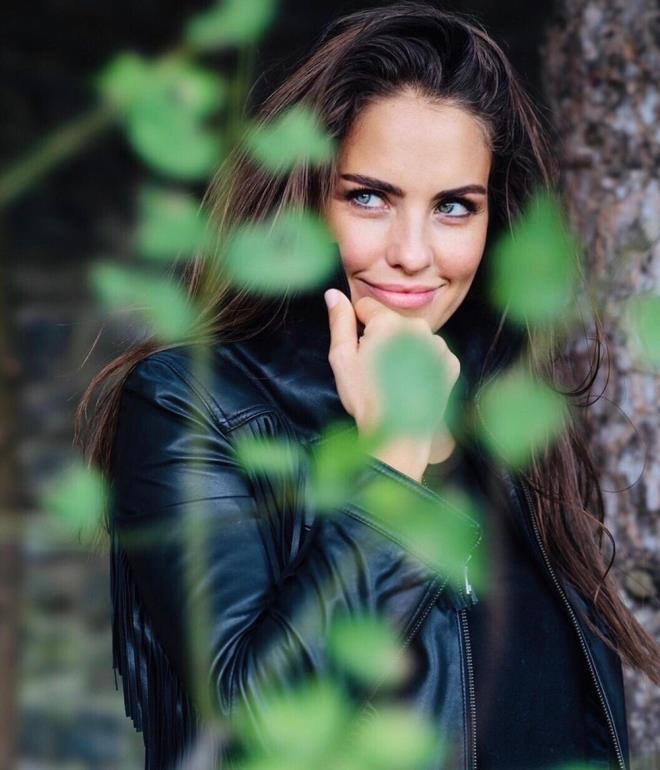 Oyuncu Asl Tandoan ailesiyle beraber corona virse yakalandn aklad. Sosyal medya hesabndan yaadklar zorlu sreci anlatan Tandoan, &#8216;Sakn genliinize gvenmeyin ok dikkat edin&#8217; ifadelerini kulland. Kaynpederinin cenaze treninde virs kaptn belirten oyuncu "Cenaze srecinde eve kimseyi kabul etmedik ancak maalesef yakalandk" dedi ve yaadklarn yle anlatt: