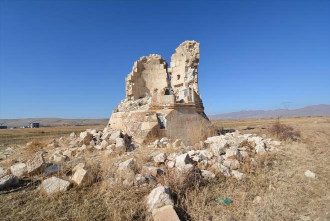 Karakoyunlu hkmdarlarndan Kara Yusuf Bey'e ait tarihi olduu deerlendirilen kmbette, Bitlis Vakflar Blge Mdrl tarafnda rekreasyon, restorasyon ve evre dzenlemesi yaplacak.