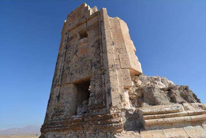 "Kmbetimizin byk ounluu ykld. Bitlis Vakflar Blge Mdrlmzce yaplan almalar neticesinde mracaatlarmzn sonunda restorasyon almas balayacak. Restorasyon almalarnn bitiminde alanda geni apl evre dzenlemesi ve rekreasyon yapacaz. Karakoyunlu dneminin en nemli hkmdarlarndan Kara Yusuf Beye ait olan kmbetimiz hem yerli hem yabanc misafirlerimizi arlayacak. Seluklu mimarisi tarznda yaplan kmbetin zerinde simetrik iki ku, kuzey tarafnda iki aslan figr, bat tarafnda Seluklu armas olan ift bal kartal kabartmas ve hkmdarlk sembolleri bulunuyor."