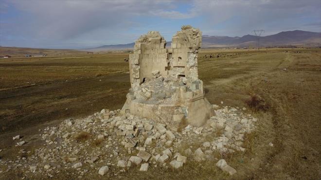 Kmbetin yeniden turizme kazandrlarak gelecek nesillere aktarlmasn nemsediklerini ifade eden Mehmetbeyolu, "Bundan sonraki srete ilemizin farkl noktalarnda bulunan tarihi eserlerin korunmasna devam edeceiz. Bu hizmetlerin ehrimize getirilmesi noktasnda ilgilerini ve alakalarn esirmeyen Bitlis Vakflar Blge Mdrlnn kymetli temsilcilerine teekkr ederim." dedi.