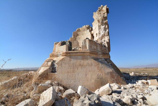 lenin atakdibi Mahallesi'nde yaptrlan kmbetin 2011'de meydana gelen depremde byk hasar grdn belirten Mehmetbeyolu, unlar kaydetti: