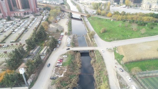 Dou kesiminde ok fazla vaka yok: Nisan ayndan bu yana devam eden almalarn sonucunda, Trkiye'deki koronavirs yaylmn gsteren haritalar oluturduklarn anlatan Kocamemi, "Nisan aynda Tarm ve Orman Bakanl'nn balatt bir proje bu. Trkiye Su Enstits koordinatrlnde.  Nisan aynda biz Trkiye'nin 81 ilinden numuneleri toplamaya baladk, Haziran ayna kadar bu toplama ilemleri devam etti ve bunlarda SARS-CoV-2 qPCR analizleri gerekletirdik. Bunun neticesinde, Nisan aynda balca 7 ehrimizde kovid-19 vakalarnn yaygn olduunu gzlemledik. O tarihlerde, haritadan da grlecei gibi Gneydou ve Dou Anadolu blgelerinde, Karadeniz blgesinde, Akdeniz'in zellikle dou kesiminde ok fazla vaka yoktu." dedi.
