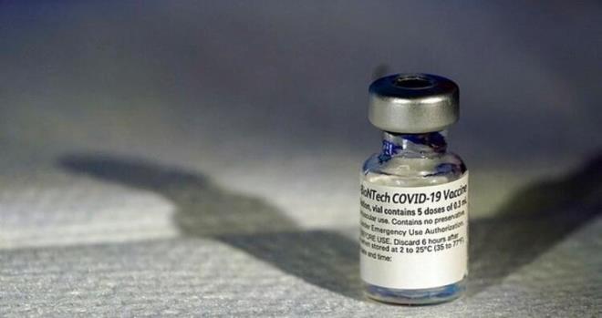 Kadn olduu ve gemite herhangi bir alerjik reaksiyon yaamad ifade edilen salk alannda kzarklk ve nefes darl grld renildi.