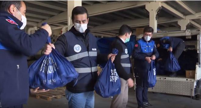 Bursa B�y�k�ehir Belediye Ba�kan� Alinur Akta�, daha �nce 2 kez kamuoyuna a��klad�klar� esnaf-vatanda� destek paketlerinin kapsam�n� geni�lettiklerini s�yledi. Ba�kan Alinur Akta�, yapt��� a��klamada, t�m d�nyay� etkisi alt�na alan covid-19’un bertaraf edilmesi i�in devletin t�m yetkili kurullar�yla birlikte kendilerinin de seferber oldu�unu s�yledi. Salg�n�n etkisini art�rd��� Aral�k ay�n�n ba�� itibariyle esnaf destek paketinin ikincisini kamuoyuna duyurduklar�n� hat�rlatan Ba�kan Akta�, “��i�leri Bakanl��� genelgesi kapsam�nda i�yerleri kapanan i�letme sahiplerinin mesken su faturalar�na 1 Aral�k’tan itibaren, s�re� bir ay sonra normalle�se bile en az 3 ay boyunca y�zde 50 indirim uygulayaca��m�z� s�yledik. ‘S�re� uzarsa, bizler de s�reyi uzataca��z’ dedik. Yine genelge kapsam�nda i�yerlerini kapatmak durumunda kalan i�yeri sahipleri ve bu i�yerlerinde �al��an vatanda�lar�m�z i�in 70 bin adet g�da destek paketi da��t�yoruz. Ayn� kapsamda i�yerlerini kapatmak durumunda kalan belediye kirac�lar�m�zdan k�s�tl�l�k s�resi bitene kadar kira ve i�galiye �cretlerini almayaca��m�z� s�yledik. Bu s�re�te i�yerlerindeki faaliyetlerini durdurmak durumunda kalan esnaf�m�za, �nceki d�nemdeki belediye alacaklar�ndan dolay� herhangi bir yasal takip yap�lmayaca��n� da belirtmi�tik” diye konu�tu.