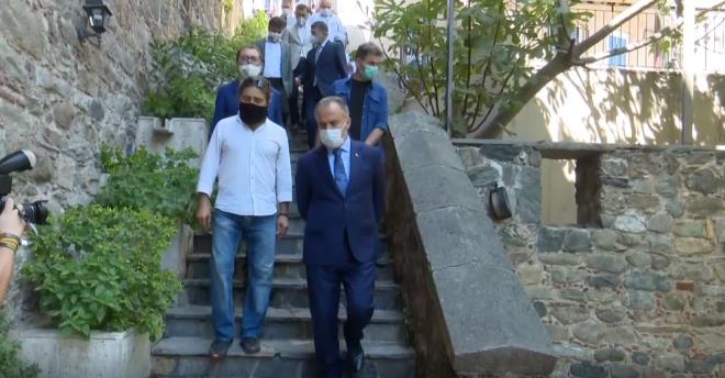 Ula��m zamm�na 3 ay erteleme<br>  B�y�k�ehir Belediye Ba�kan� Alinur Akta�, 1 Ocak’ta yap�lmas� gereken ula��m zamm�n�n da ‘Mart ay�nda tekrar de�erlendirilmek �zere’ 3 ay ertelendi�ini dile getirdi. Ba�kan Akta�, al�nan bu yeni karar�n belediyeye maliyetinin 15 milyon TL oldu�unu vurgulad�.<br>  Kad�n kooperatiflerine pozitif ayr�mc�l�k<br>  B�y�k�ehir Belediyesi’nin ���nc� esnaf destek paketinden kad�n kooperatifleri de nasibini ald�. Bursa’da faaliyet g�steren t�m kad�n kooperatifleriyle irtibata ge�tiklerini ve sosyal destek paketlerinde yer alan g�da-erzak malzemelerinden uygun olanlar�n� bu merkezlerden sat�n ald�klar�n� anlatan Ba�kan Akta�, “Bu vesileyle kad�n kooperatiflerimizin de s�reci yine en az zararla atlatmalar�na yard�mc� oluyoruz” a��klamas�nda bulundu.