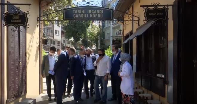 A��k i�letmelerin kira �cretlerine y�zde 50 indirim  <br>  B�y�k�ehir Belediye Ba�kan� Alinur Akta�, al�nan yeni kararlarla birlikte salg�n nedeniyle esnaf ve vatanda�a y�nelik olan desteklerin kapsam�n�n da geni�ledi�ini ifade etti. S�re�ten olumsuz etkilenen t�m belediye kirac�lar�n�n kira �cretlerinde 1 Aral�k tarihi itibariyle y�zde 50 indirim uygulamaya ba�layacaklar�n� s�yleyen Ba�kan Akta�, “Bu deste�imiz s�re� sona erene kadar devam edecek. A��klad���m�z son iki destek paketimizin i�inde yer alan, hem belediyemiz hem de BURULA� ve BURFA� gibi �irketlerimizin kirac�lar�m�za sa�lam�� oldu�u kira deste�i 15 milyon 700 bin TL’yi buldu” �eklinde konu�tu.